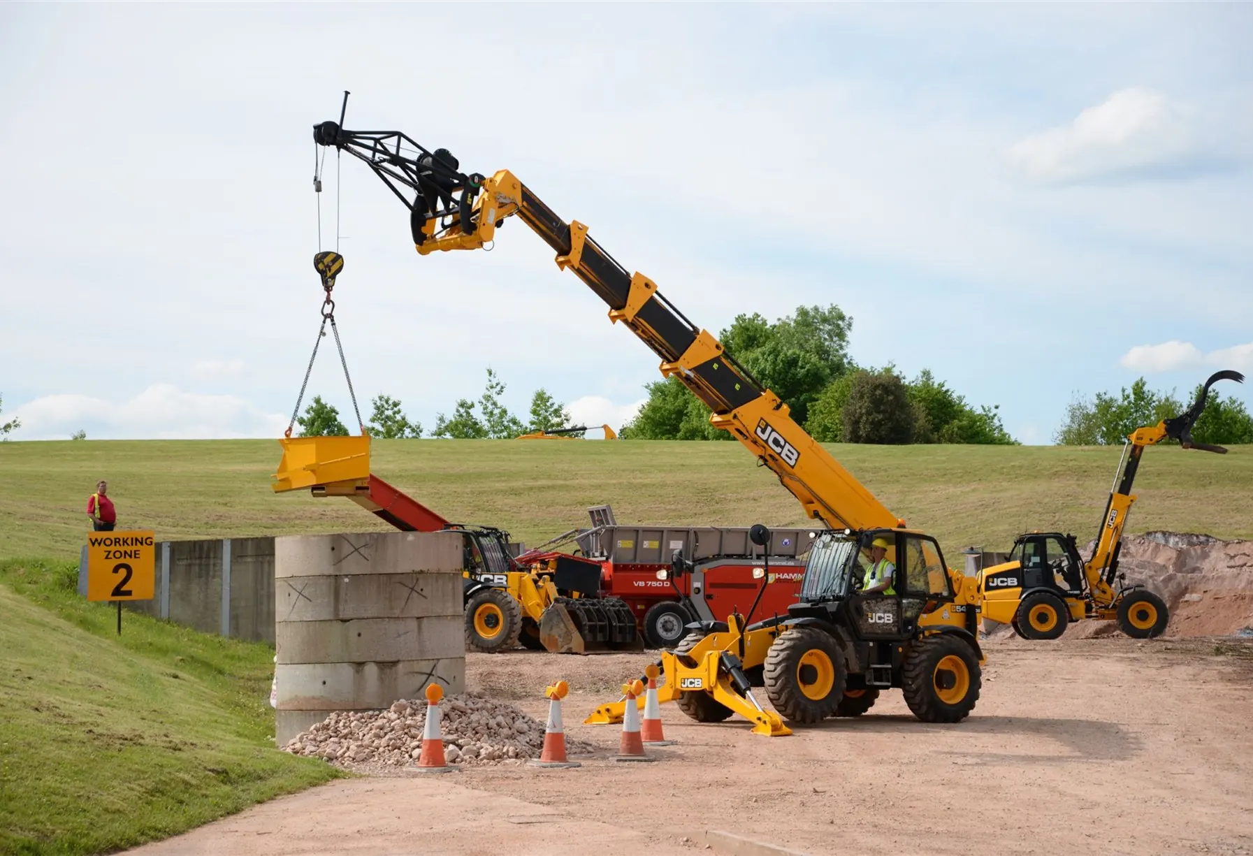 Telehandler lifting a load on a training pad